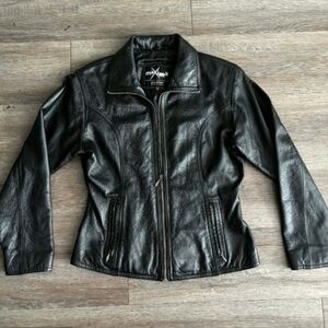 Maxima Women's Sleek Black Leather Jacket